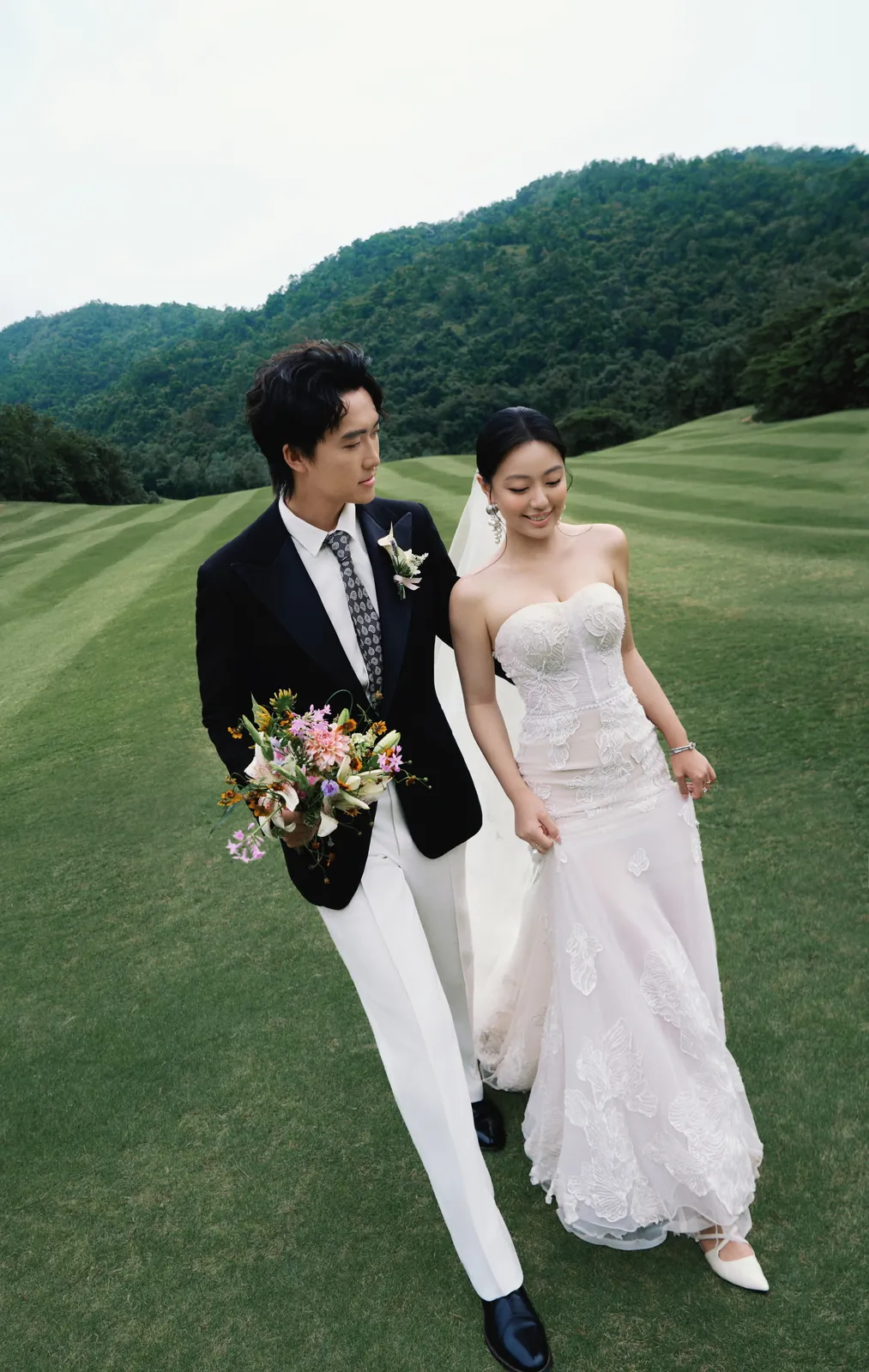 新人草地婚纱照